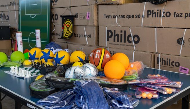 Prefeitura de São Sebastião entrega ares-condicionados e materiais esportivos para alunos de escola em Barra do Una