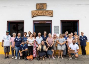 Prefeitura de São Sebastião realiza passeio pelo Centro Histórico com grupo de idosos da Costa Sul