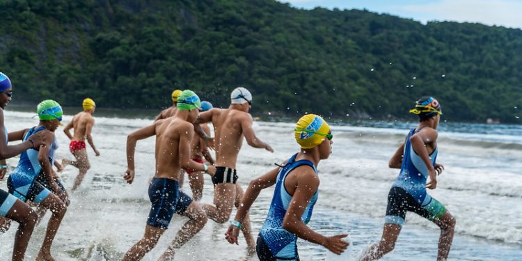 Desafio em águas abertas coloca competidores à prova em Bertioga