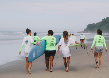 Águas de Gaia volta a São Sebastião com vivências de surf para meninas do Instituto Verdescola