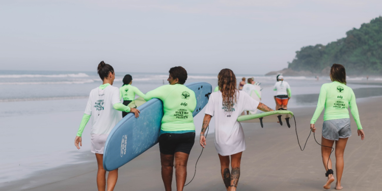 Águas de Gaia volta a São Sebastião com vivências de surf para meninas do Instituto Verdescola