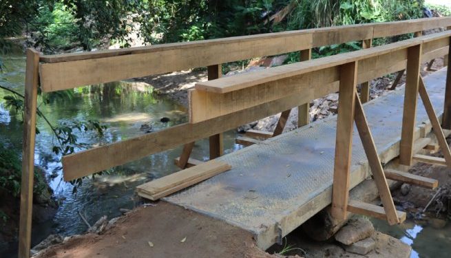 Prefeitura de São Sebastião constrói passarela provisória na Rua Tiradentes,em Juquehy