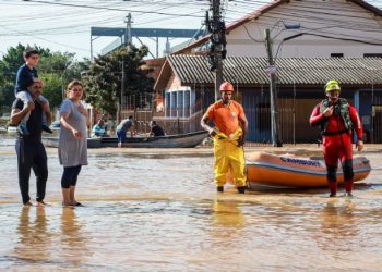 Defesa Civil de São Sebastião ajuda no atendimento de moradores feridos no Rio Grande do Sul