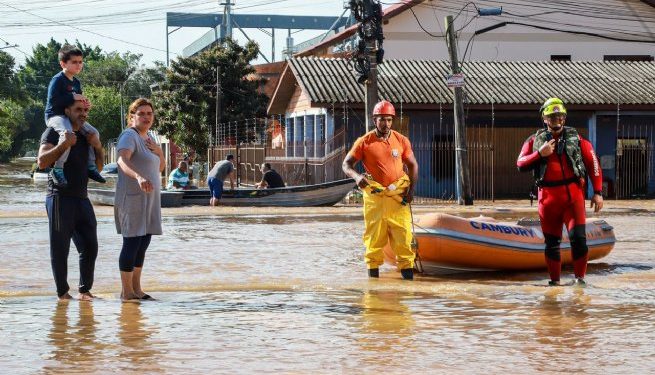 Defesa Civil de São Sebastião ajuda no atendimento de moradores feridos no Rio Grande do Sul