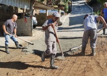 Prefeitura de São Sebastião finaliza concretagem da Travessa Mário de Souza Prado, no bairro Olaria