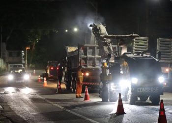 Serviço de fresagem de pavimento no eixo viário central de São Sebastião ocorre no período noturno