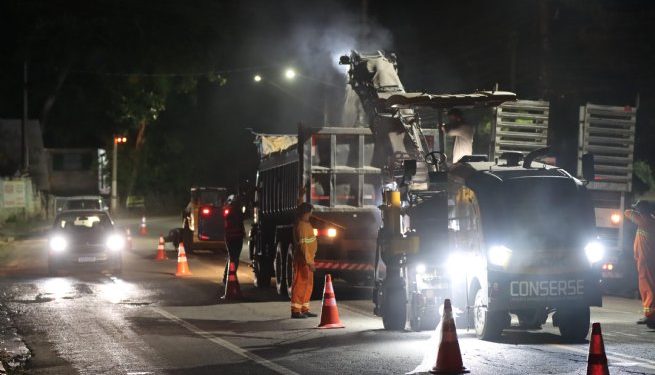 Serviço de fresagem de pavimento no eixo viário central de São Sebastião ocorre no período noturno