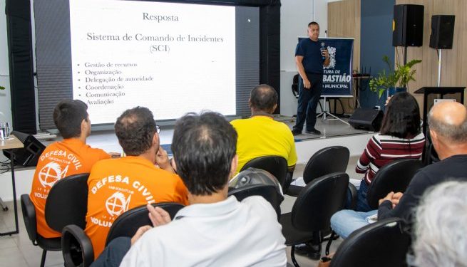 Prefeitura de São Sebastião promove treinamento de estratégias para ações emergenciais com capitão do Corpo de Bombeiros dos Estados Unidos