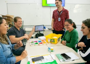 Professores de São Sebastião participam de formação prática do programa de Robótica Educacional