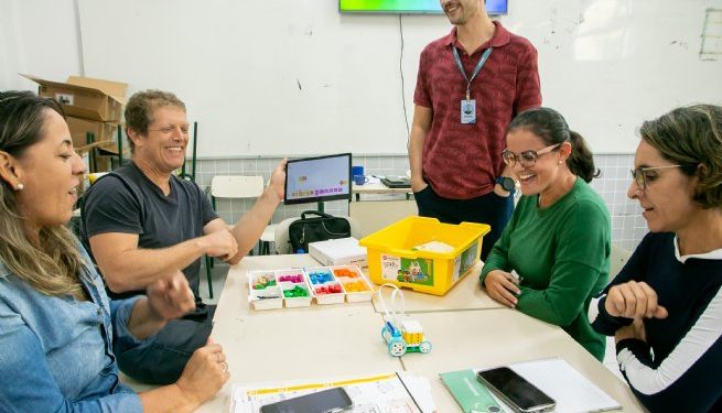 Professores de São Sebastião participam de formação prática do programa de Robótica Educacional