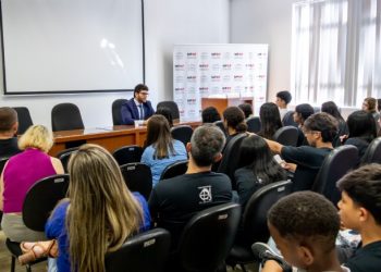 Parlamento Jovem de São Sebastião visita sedes do poder judiciário