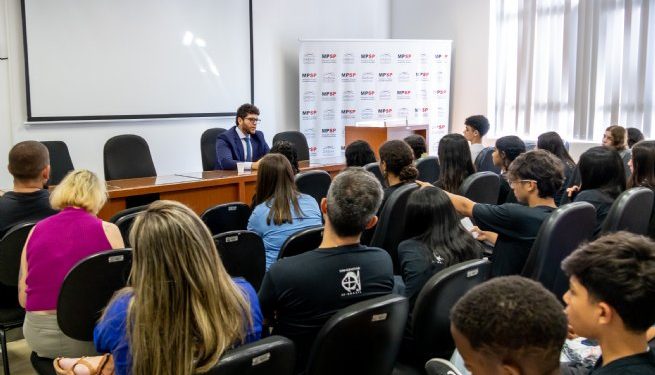 Parlamento Jovem de São Sebastião visita sedes do poder judiciário