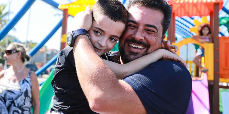 Prefeito Felipe Augusto inaugura dois novos parques infantis na Praça Pôr do Sol, em Boiçucanga