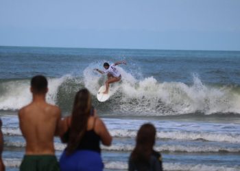 1° etapa do Hang Loose Surf Attack 2024 na praia da Baleia tem previsão de muitas ondas e participação de 200 atletas