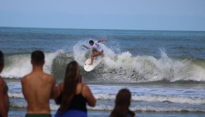 1° etapa do Hang Loose Surf Attack 2024 na praia da Baleia tem previsão de muitas ondas e participação de 200 atletas
