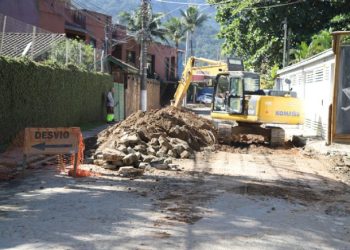 Obras de drenagem da Rua Sebastião Romão Cesar, em Maresias, ocorrem no período noturno