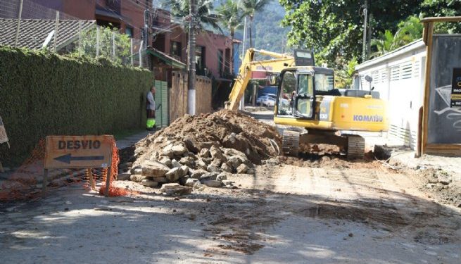 Obras de drenagem da Rua Sebastião Romão Cesar, em Maresias, ocorrem no período noturno