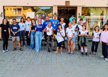 SEMAM realiza ação de Educação Ambiental Porta a Porta com alunos da Costa Sul