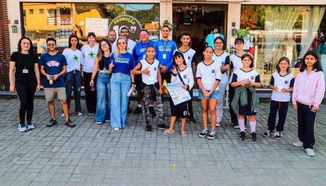 SEMAM realiza ação de Educação Ambiental Porta a Porta com alunos da Costa Sul