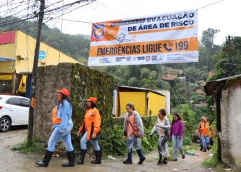 Simulado da Defesa Civil retira 18 pessoas em 21 minutos da área de risco na Vila Pernambuco, em Juquehy