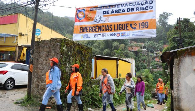 Simulado da Defesa Civil retira 18 pessoas em 21 minutos da área de risco na Vila Pernambuco, em Juquehy