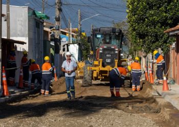 Obras de drenagem e pavimentação avançam na região central de São Sebastião