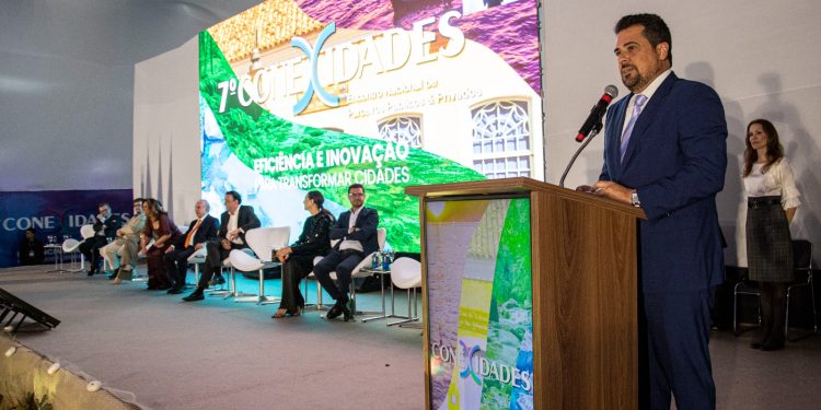 Prefeito Felipe Augusto abre 7º Conexidades em São Sebastião com presença de autoridades