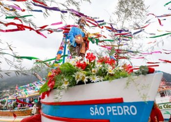 Homenagem a São Pedro tem procissão marítima e anúncio de reforma da igreja e convento