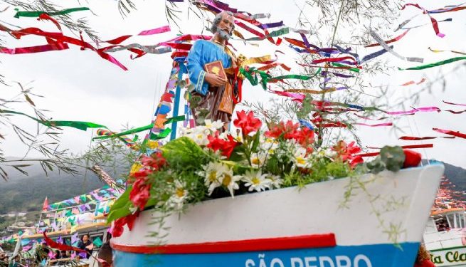 Homenagem a São Pedro tem procissão marítima e anúncio de reforma da igreja e convento