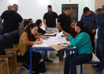 Reunião técnica comunitária sobre regularização fundiária atende 33 famílias na Enseada