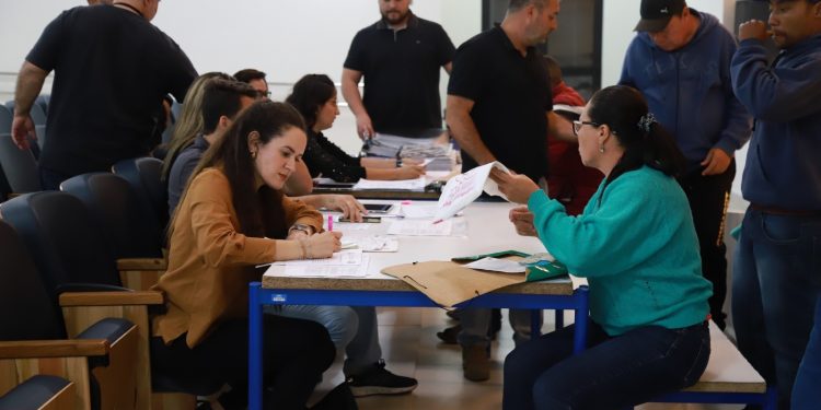Reunião técnica comunitária sobre regularização fundiária atende 33 famílias na Enseada