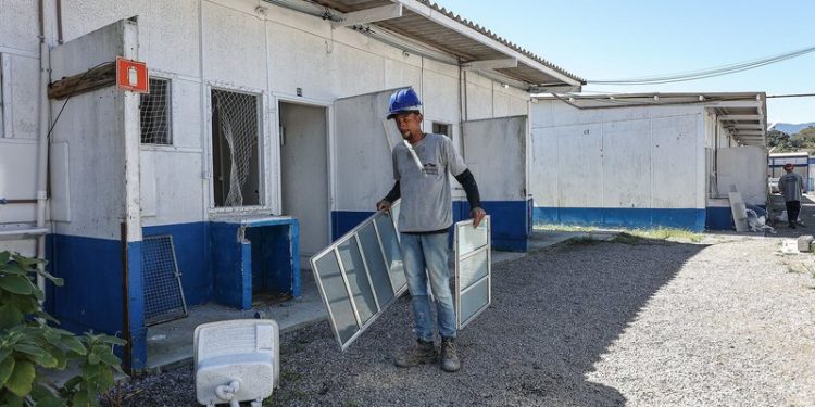 Vila de Passagem da Topolândia é desmontada; famílias seguem para conjuntos habitacionais