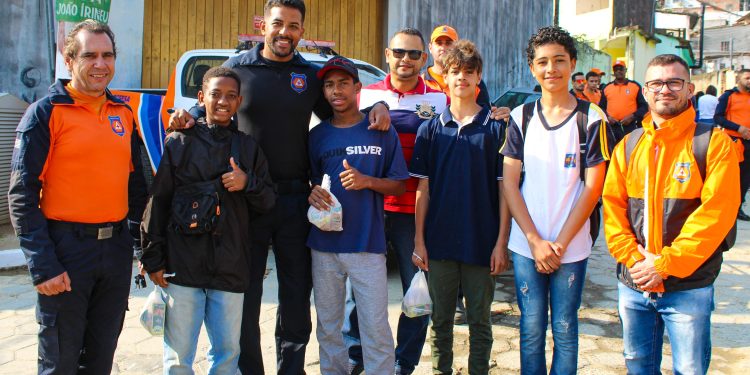 Agentes Mirins da Defesa Civil de São Sebastião participam de simulado de evacuação de área de risco no Itatinga