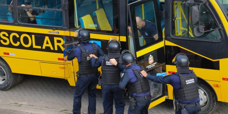 Futuros policiais municipais participam de simulado de gerenciamento de crise
