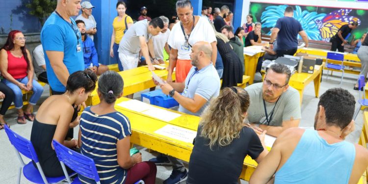Prefeitura realiza reunião comunitária sobre regularização fundiária em Boiçucanga