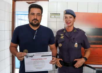 Prefeito Felipe Augusto é homenageado com “Challenge Coin” em reconhecimento ao apoio à segurança pública de São Sebastião