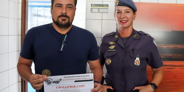 Prefeito Felipe Augusto é homenageado com “Challenge Coin” em reconhecimento ao apoio à segurança pública de São Sebastião