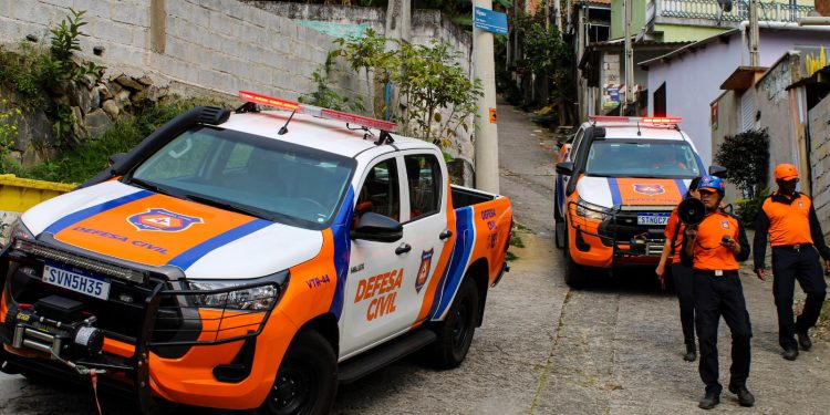 rPrefeitura de São Sebastião atende 19 famílias em simulado de evacuação no Morro do Abrigo