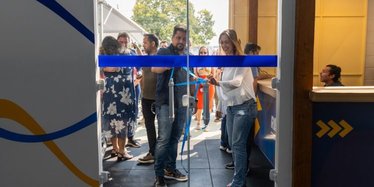 Prefeito Felipe Augusto inaugura Clínica Reforça em São Sebastião, oferecendo tratamento inovador para pacientes com dores crônicas