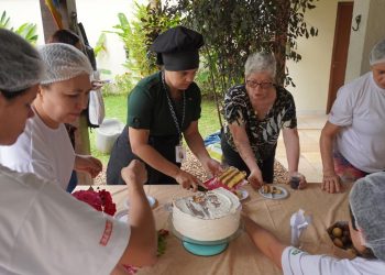 SEPEDI, SEDES e Sebrae formam idosos no curso de confeitaria