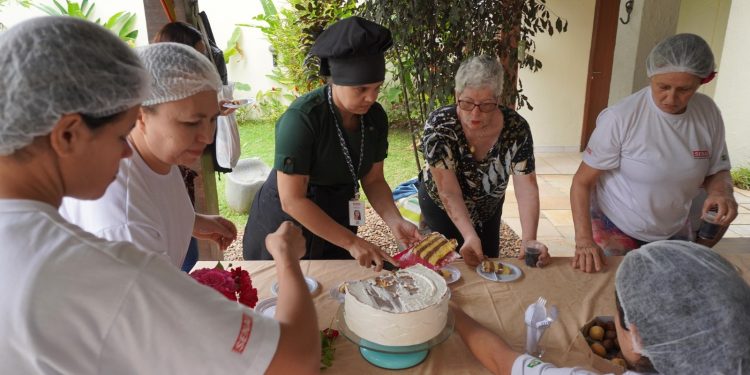 SEPEDI, SEDES e Sebrae formam idosos no curso de confeitaria