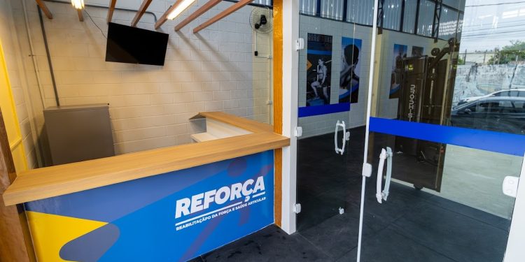 Prefeito Felipe Augusto inaugura Clínica Reforça em São Sebastião, oferecendo tratamento inovador para pacientes com dores crônicas