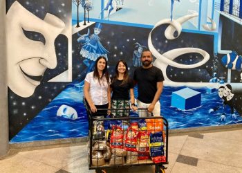 Fundass realiza doação de ração animal arrecadada com ingressos solidários em peça de teatro