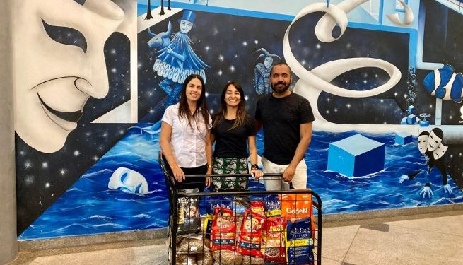 Fundass realiza doação de ração animal arrecadada com ingressos solidários em peça de teatro