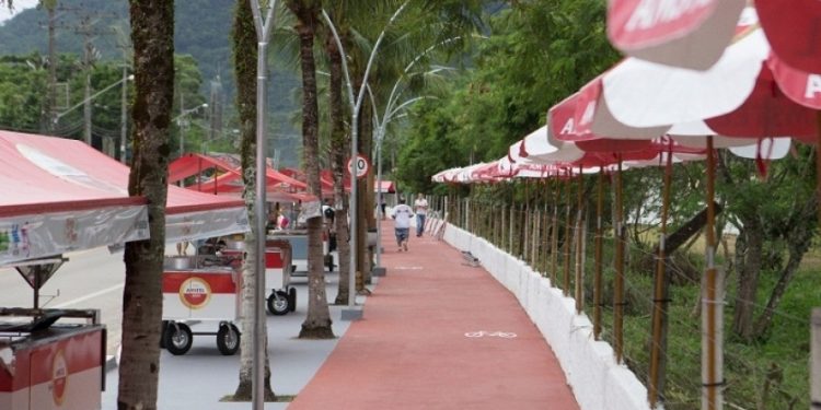 Felipe Augusto anuncia entrega de novos carrinhos a ambulantes de praia até o final de novembro para São Sebastião