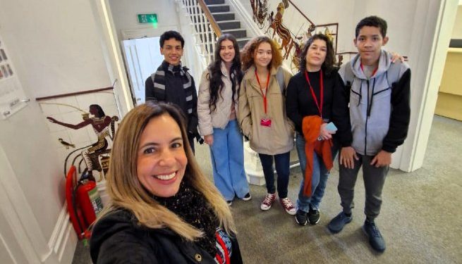 Estudantes de São Sebastião participam de atividades culturais em Oxford durante intercâmbio