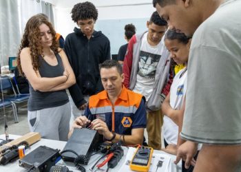 Estudantes de São Sebastião participam de formação de Rádio Amadores em parceria com a Defesa Civil Estadual