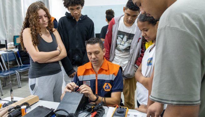 Estudantes de São Sebastião participam de formação de Rádio Amadores em parceria com a Defesa Civil Estadual