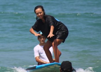 Evento ‘Na Onda da Jade’ promove aulas de surfe para jovens com síndrome de down e autistas neste domingo, na Praia de Guaecá