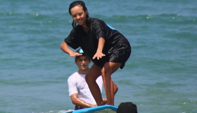 Evento ‘Na Onda da Jade’ promove aulas de surfe para jovens com síndrome de down e autistas neste domingo, na Praia de Guaecá